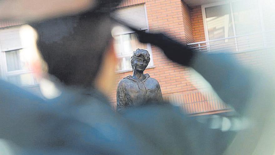 Un guardia civil saluda marcialmente en un acto en la casa cuartel de Zaragoza