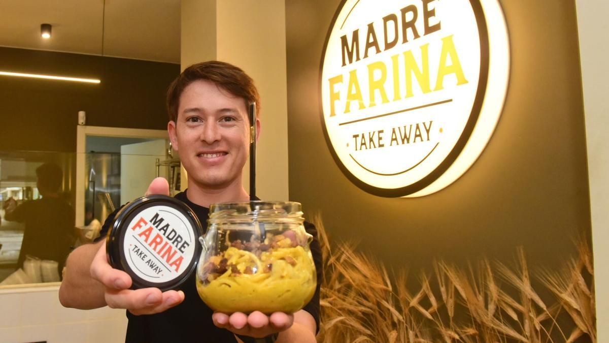 Bruno, uno de los empleados del 'takeaway' italiano Madre Farina, con su famosa pasta carbonara para llevar.