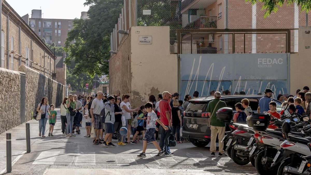 En la foto, hora de entrada a la escuela FEDAC Sant Andreu en el cruce las calles Parellada y Peronella
