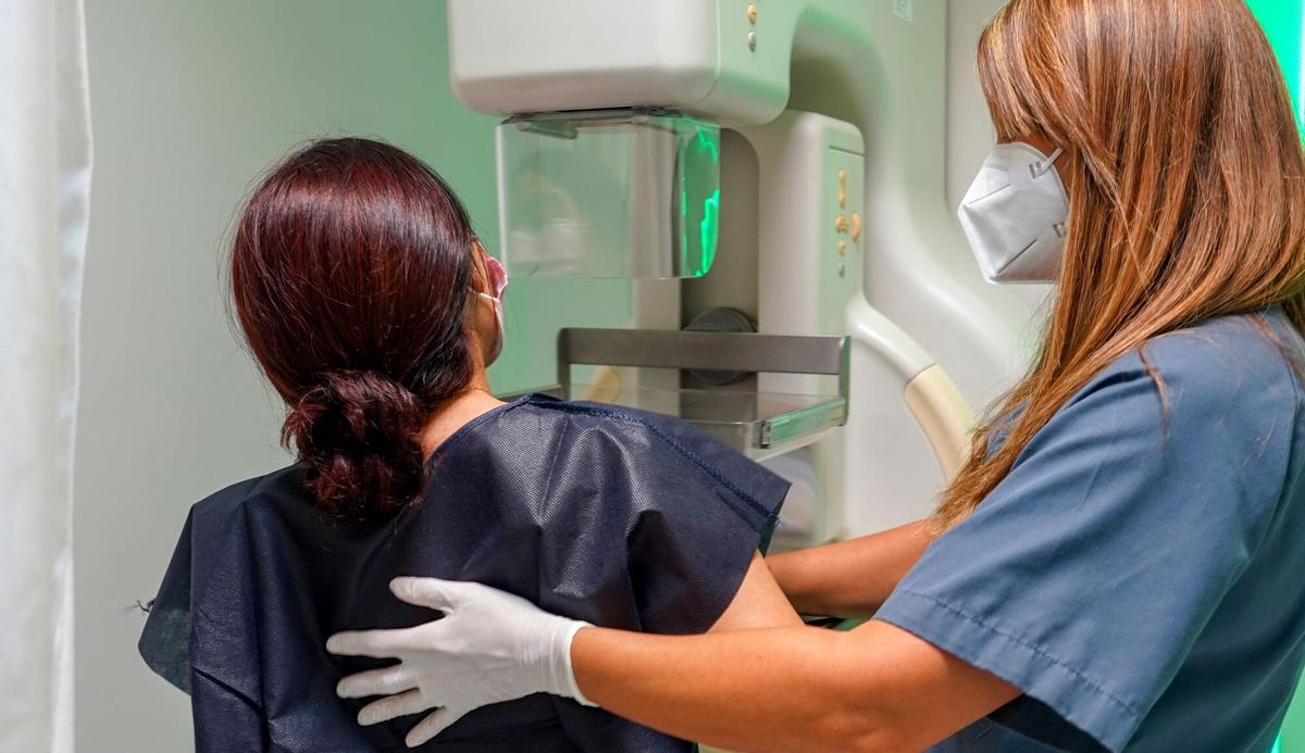 19/10/2021 Una señora con ayuda de una enfermera se hace una mamografía gratuita en Quirónsalud Infanta Luisa por el Día Internacional del Cáncer de Mama a 19 de octubre 2021 en Sevilla, Andalucía. El Hospital Quirónsalud Infanta Luisa de Sevilla, ofrece la posibilidad de realizarse mamografías gratuitas a todas aquellas mujeres mayores de 45 años que no hayan pasado una revisión en el último año. Estas pruebas se realizan por el Día Internacional del Cáncer de Mama en el Servicio de Radiología del Hospital Quirónsalud Infanta Luisa sin necesidad de cita previa. SALUD Eduardo Briones - Europa Press