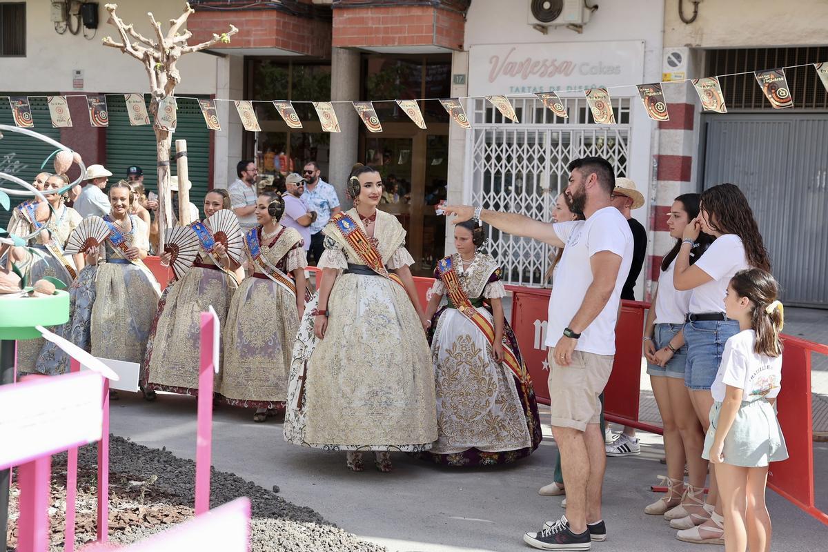 Paseo por las Hogueras de Alicante: visita de la comitiva fallera a Florida Portazgo y Diputación Renfe