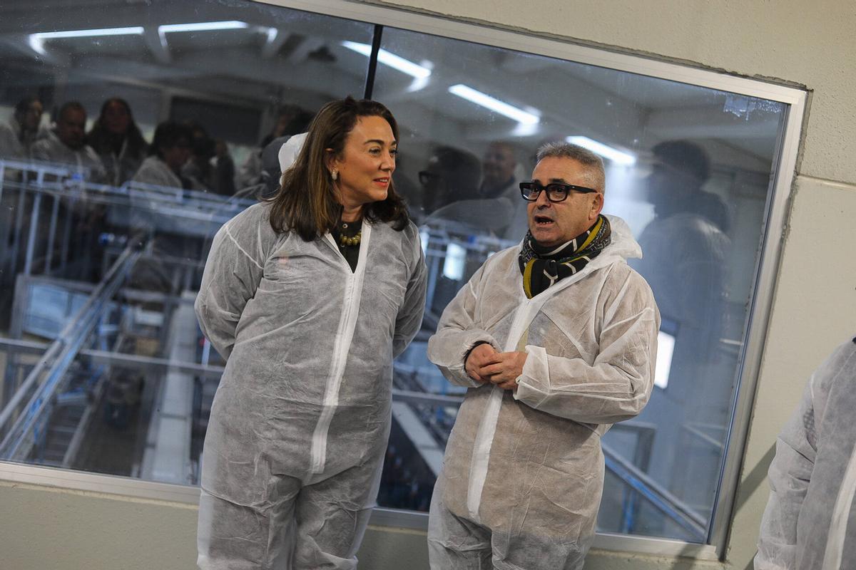 María González Corral con Vicente Pastor, en una de las salas de la granja.