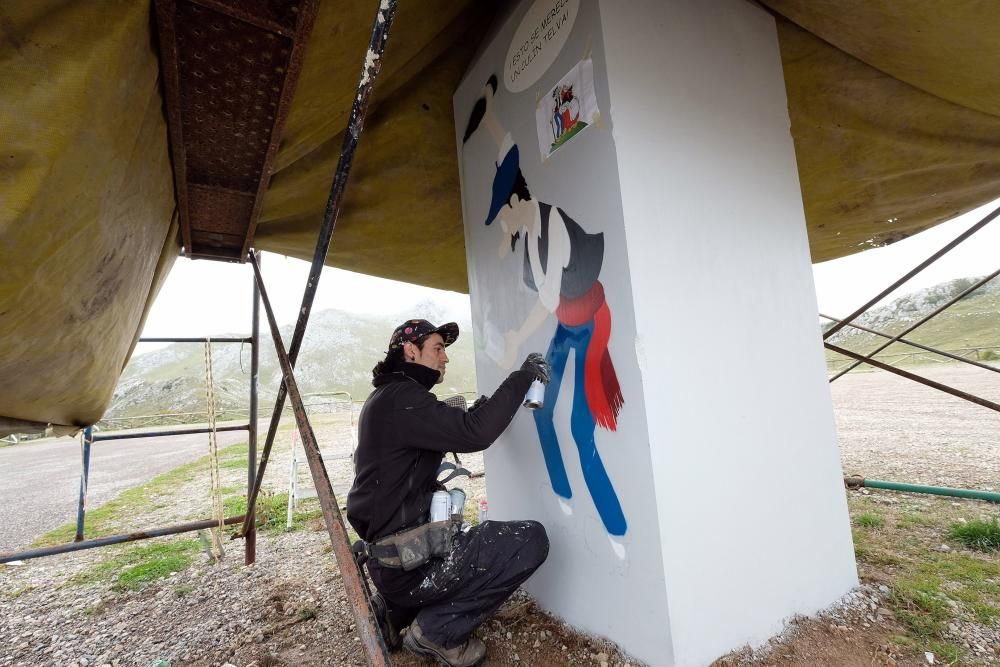 Trabajo de pintura en el monolito de la cima Angli