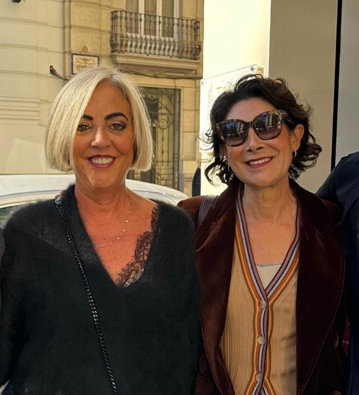 Julia P.Broseta y la galerista  Ana Serratosa, en la terraza de El Timbre