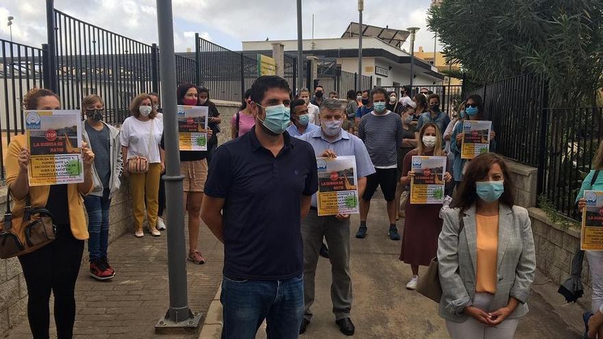 Los padres de los alumnos del instituto Dunas de Las Chapas, ayer, durante la protesta.