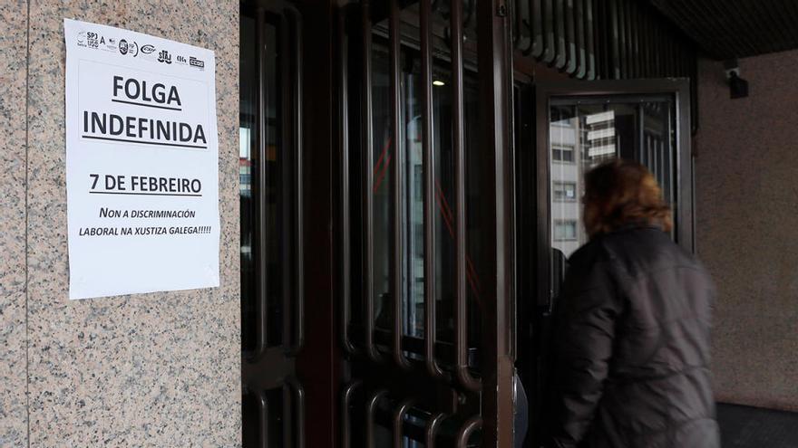 Entrada de los juzgados de Vigo con un cartel de la huelga // Ricardo Grobas