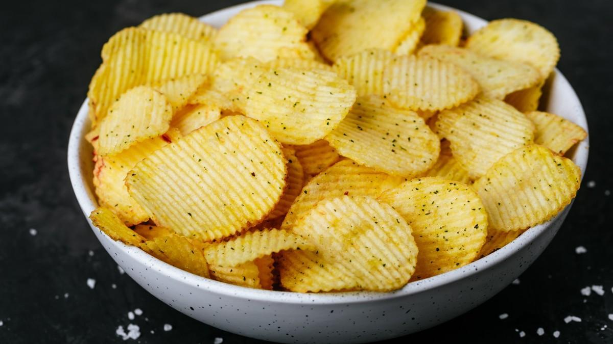 La Unión Europea retirará las patatas con sabor a jamón: el motivo y la fecha exacta