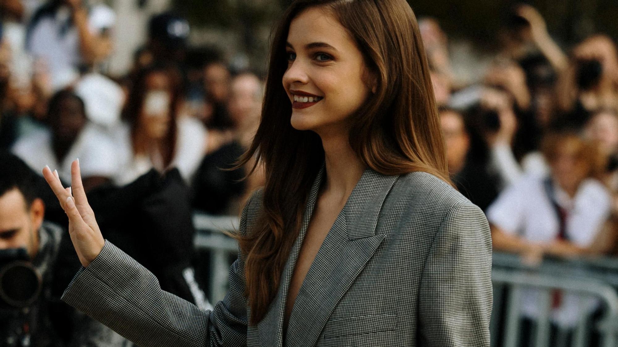 Barbara Palvin, con americana, durante la Semana de la Moda de París.