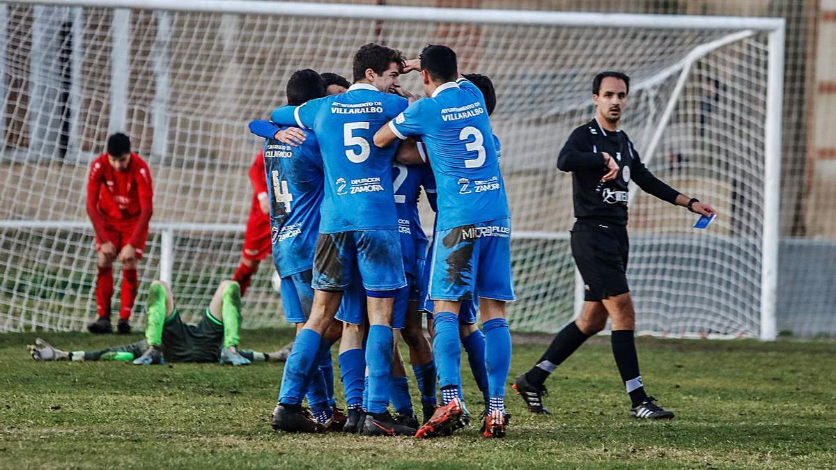 Celebración del CD Villaralbo tras anotar. | N. R.