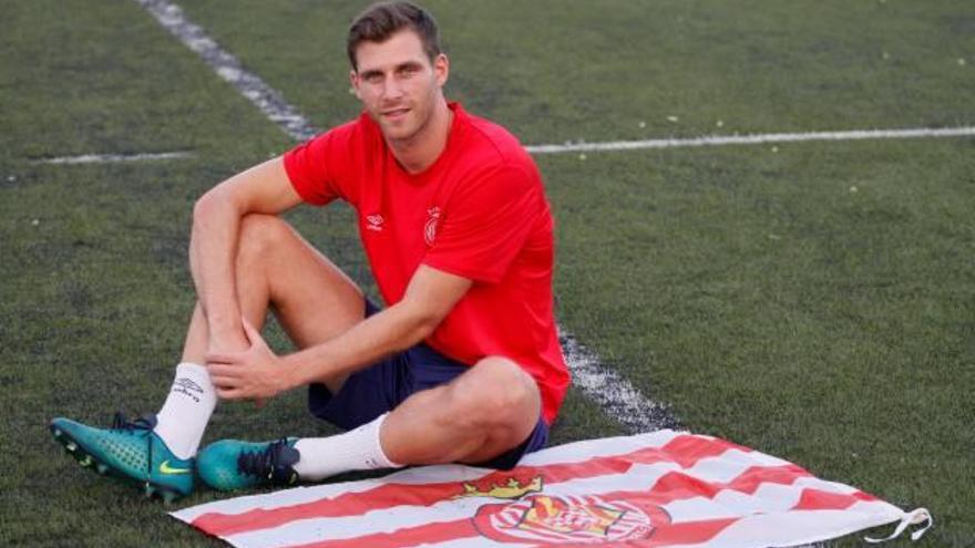 Jaume Duran amb la bandera del Girona a Torres de Palau, on s&#039;entrenarà aquesta temporada a les files del Girona C.