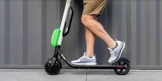 VÍDEO | Patinete 'kamikaze' en Zamora: un hombre desafía al tráfico circulando varios minutos en dirección contraria