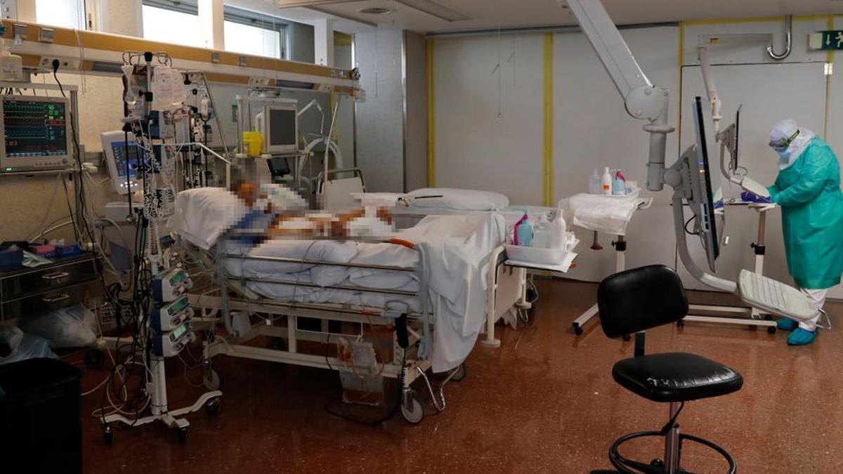 Las ucis baten su récord de pacientes COVID-19 con los ingresos disparados