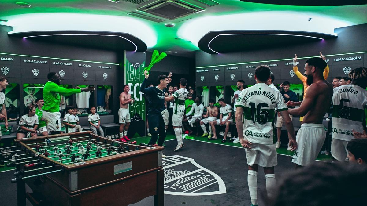 Celebración en el vestuario del Elche tras ganar el pasado lunes al Racing de Ferrol.