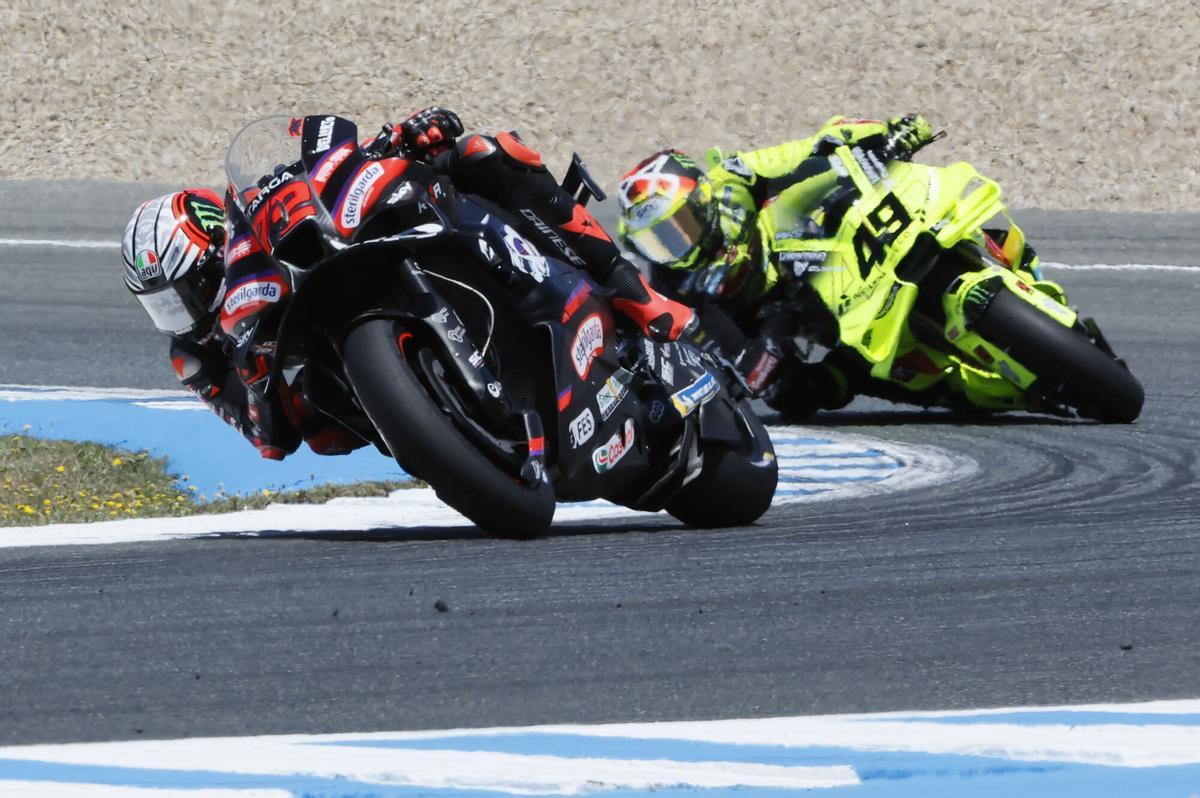 JEREZ DE LA FRONTERA (CÁDIZ), 26/04/2026.- El piloto italiano de MotoGP Marco Bezzecchi y Fabio Di Giannantonio compiten en la carrera de motoGP del Gran Premio de España de Motociclismo de 2026 celebrado en el circuito de Jerez-Angel Nieto en Jerez de la Frontera. EFE/Jose Manuel Vidal