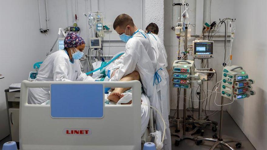 Sanitarios atendiendo a un enfermo de covid-19.