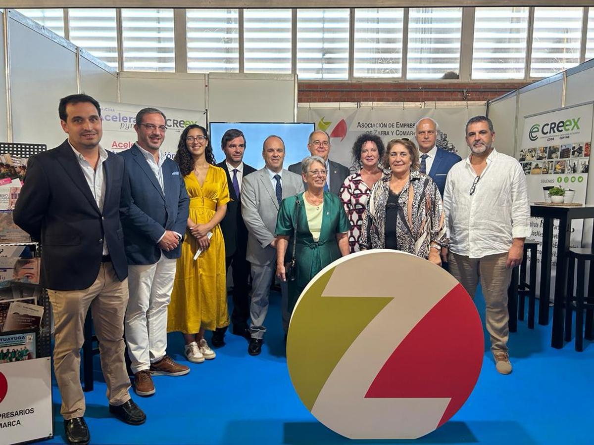 Reunión en el estand de los empresarios de Zafra.