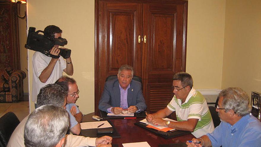 Reunión. El alcalde en funciones, Rafael Montesinos, al término de la entrevista con los representantes de la plataforma vecinal.