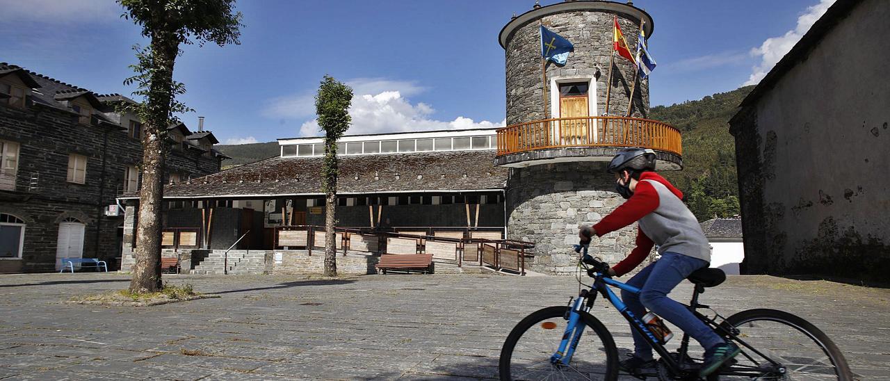 Chus, alumno de 6.º en el colegio Aurelio Menéndez pedalea en la plaza de San Antolín. | Ángel González