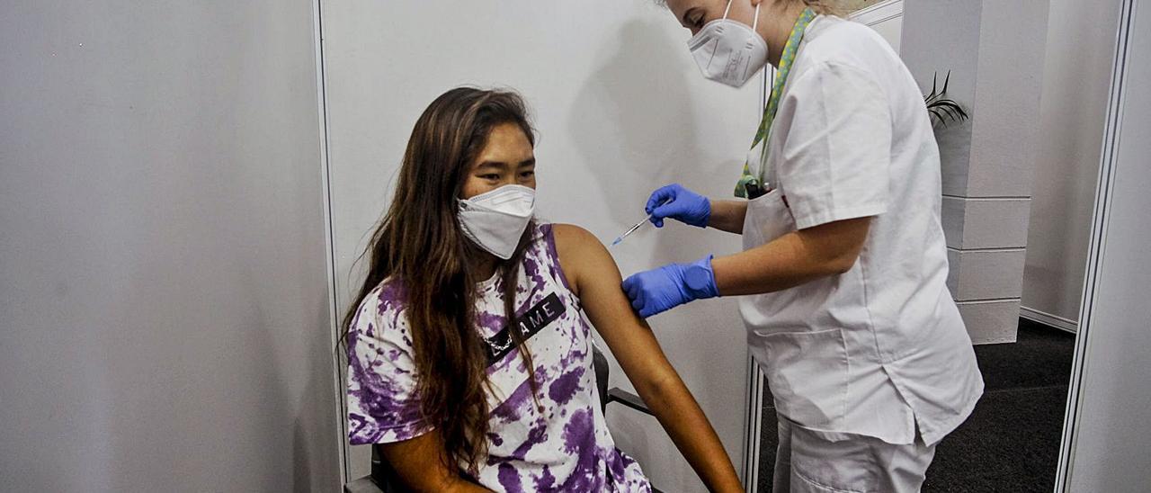 Una joven recibe la vacuna contra el coronavirus en Infecar. | | JOSÉ CARLOS GUERRA