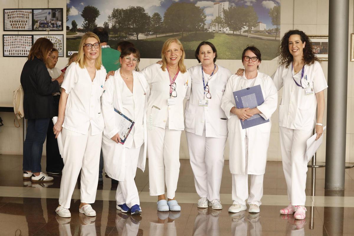 Por la izquierda, Mercedes Muñiz, María Elisa Pino, Araceli Carreira, Ascensión García, Carmen Corrales e Irene Viña, este martes a las puertas del salón de actos del san Agustín.