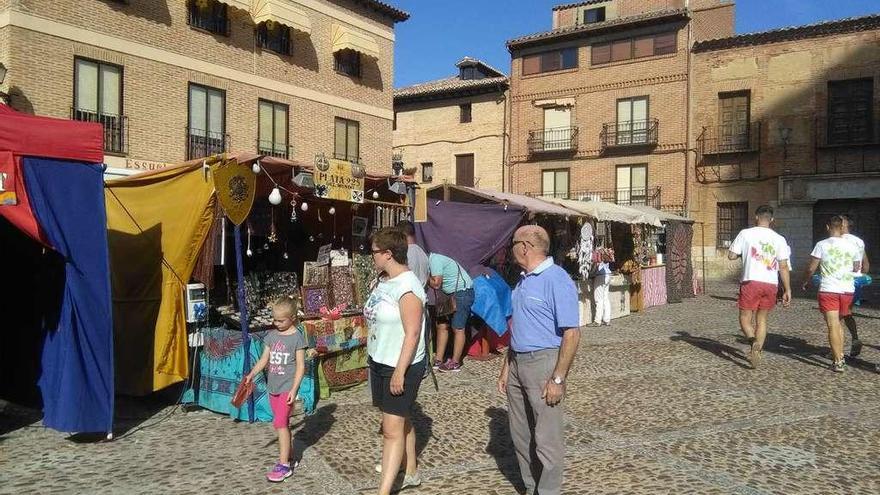 El mercado de artesanía regresa a la plaza de la Colegiata