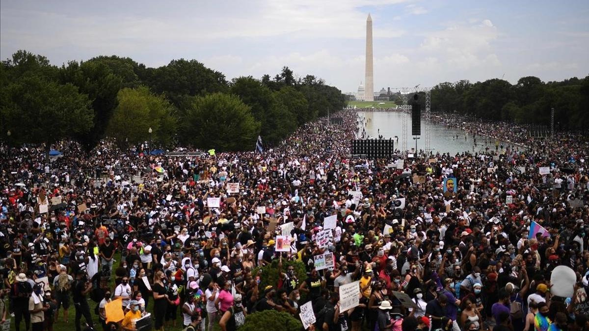 Miles de personas llenan el Memorial a Lincoln en Washington.