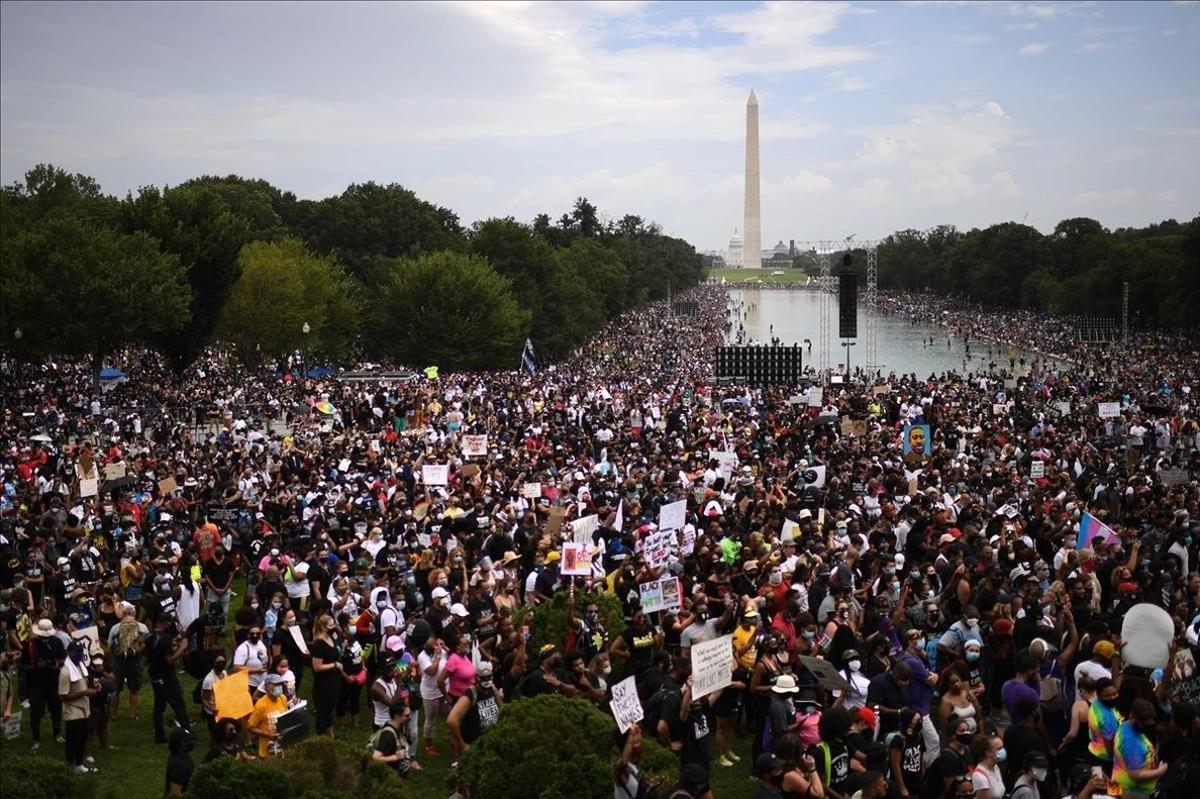 Miles de personas llenan el Memorial a Lincoln en Washington.