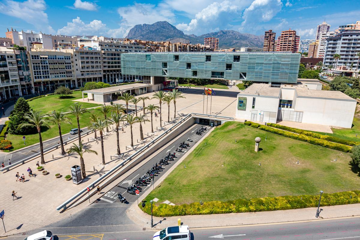 Vista aérea del Ayuntamiento de Benidorm, con el Puig Campana al fondo.