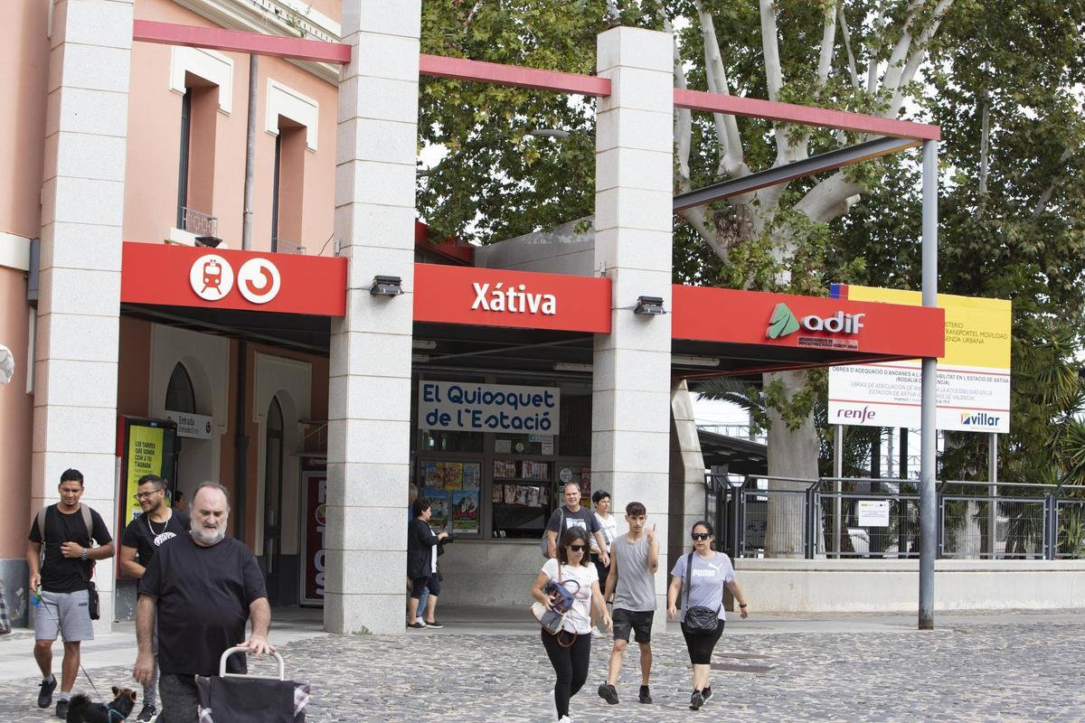 Pasajeros en la entrada de la estación de ferrocarril de Xàtiva.