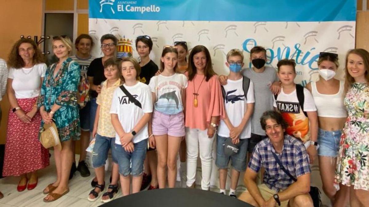 Alumnos y profesores fueron recibidos en el ayuntamiento de El Campello. | INFORMACIÓN