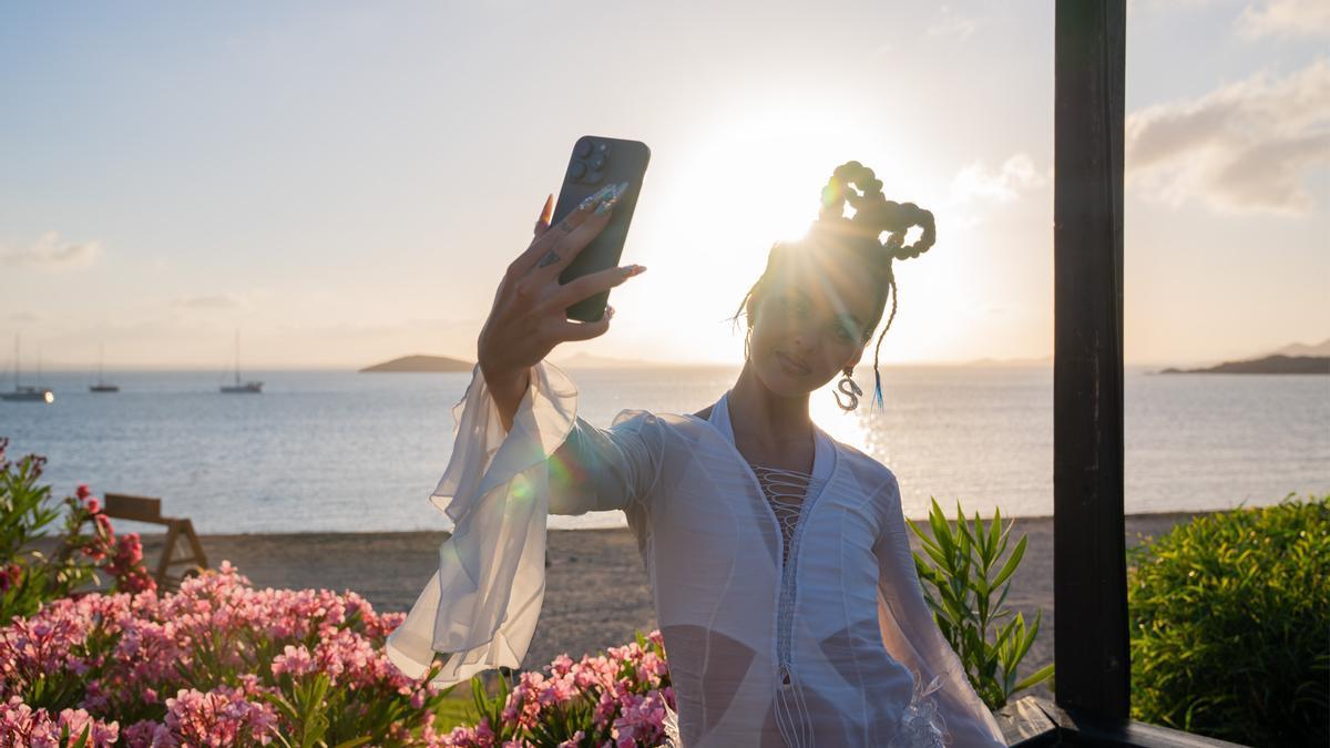 Sita Abellán, embajadora de la Región de Murcia en un atardecer en La Manga. /Turismo Región de Murcia.