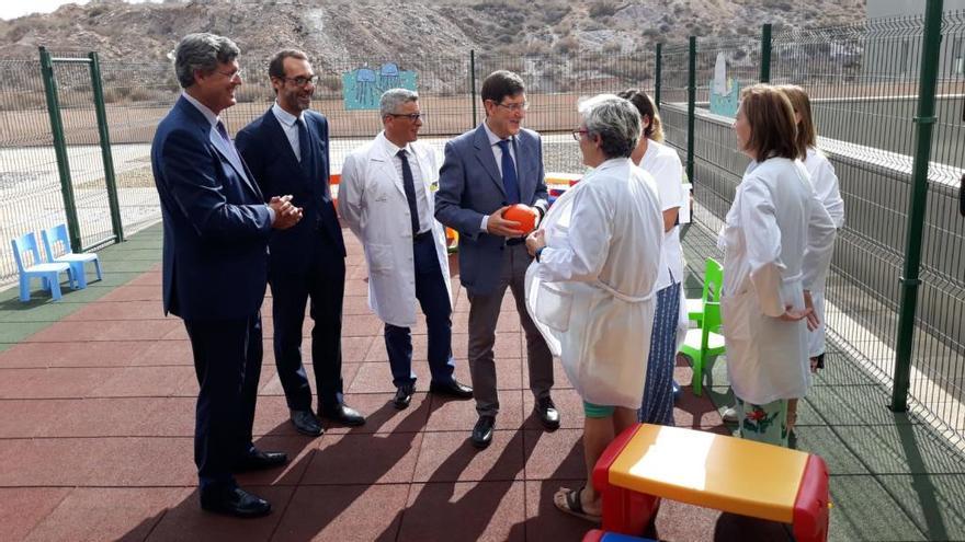 El consejero de Salud, Manuel Villegas, inaugura la nueva terraza jardín del área de pediatría del hospital Santa Lucía.