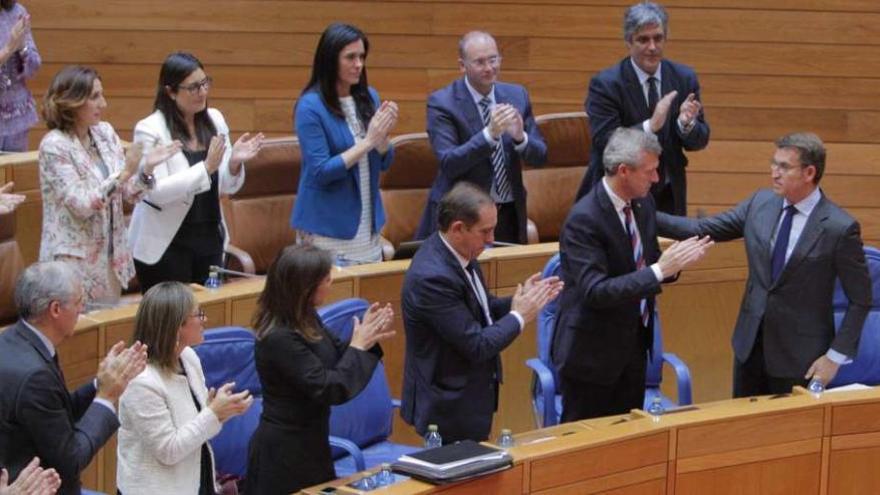 Los diputados del PP aplauden a Feijóo al terminar su discurso.