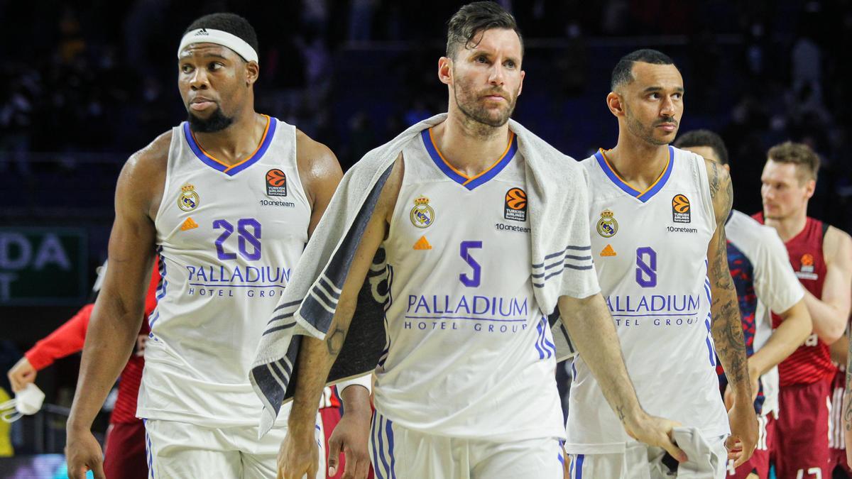 Yabusele, Rudy Fernández y hanga, tras la derrota del Madrid ante el Bayern.