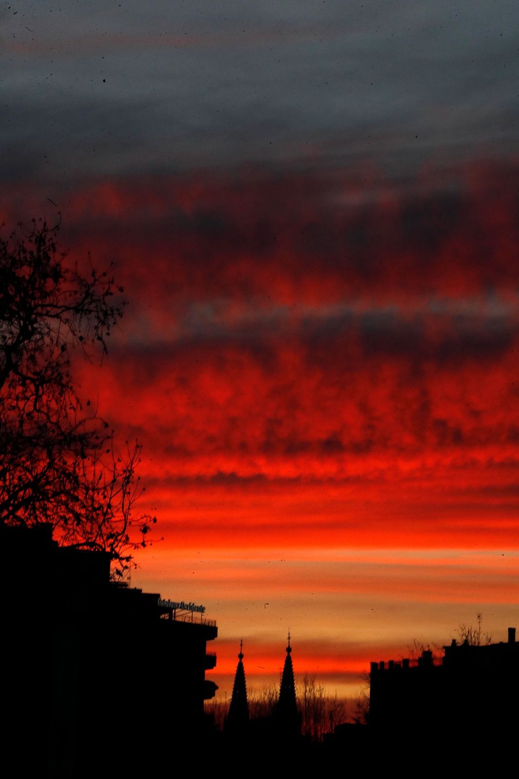 El cielo de València se tiñe de rojo, regalando un atardecer de ensueño
