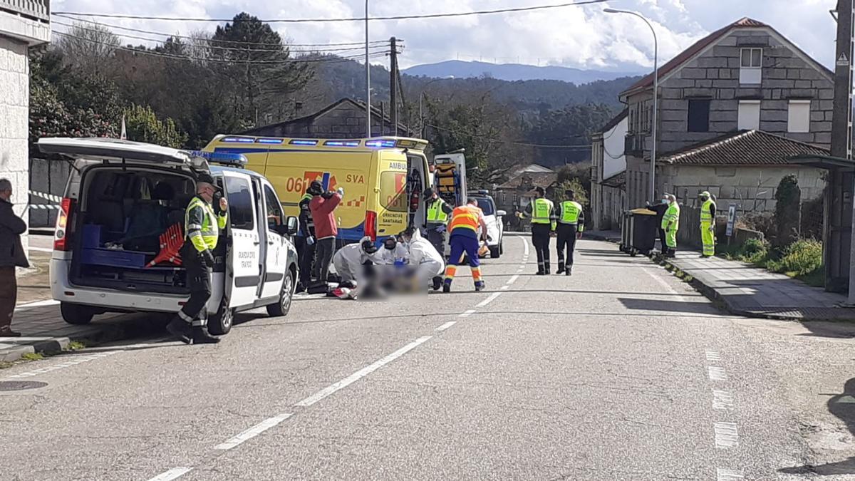 Las asistencias sanitarias atienden al motorista herido antes de trasladarlo al Hospital Álvaro Cunqueiro