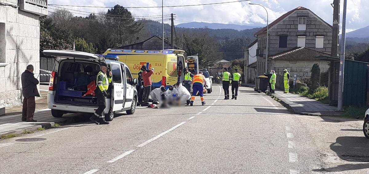 Las asistencias sanitarias atienden al motorista herido antes de trasladarlo al Hospital Álvaro Cunqueiro
