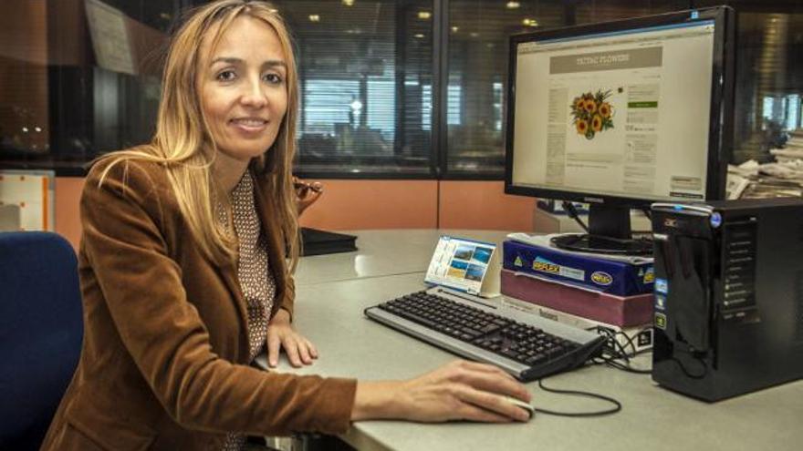 La emprendedora Elena Aguiar muestra su singular web www.tictacflowers.com. | josé carlos guerra