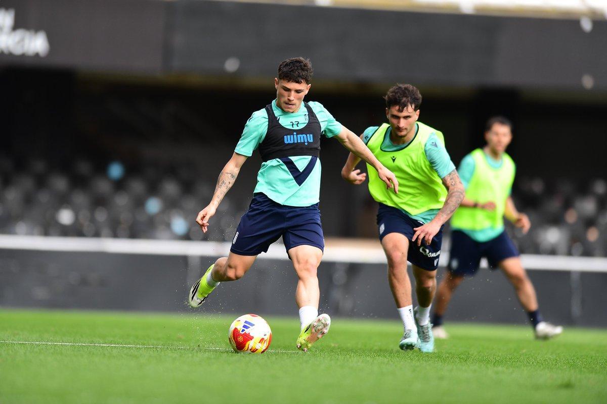 El delantero Kevin Sánchez golpea un balón durante un entrenamiento de esta semana.