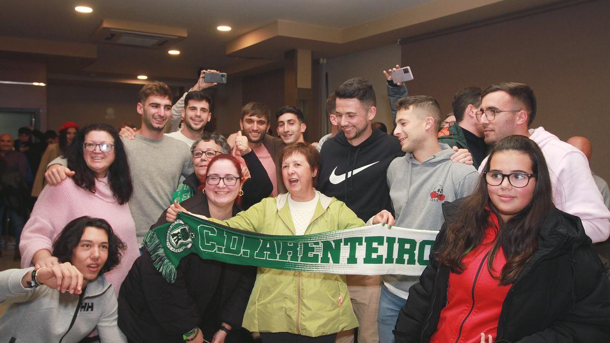 Jugadores y aficionados del Club Deportivo Arenteiro celebran en O Carballiño su fortuna en el sorteo de la Copa del Rey.