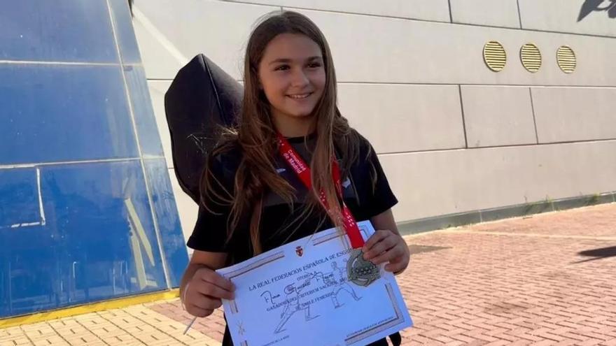 Anna Gallego, con el diploma de campeona de esgrima sub-13.