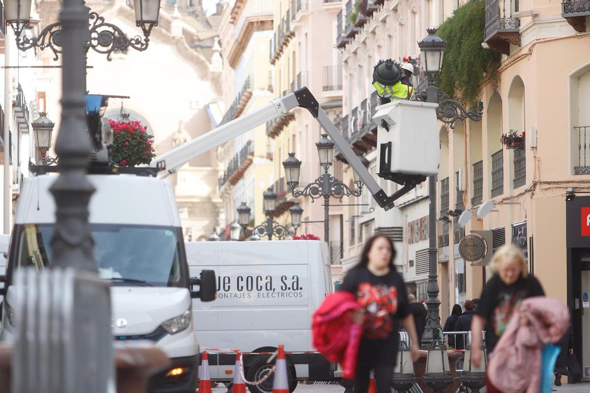 Comienza el desmontaje de las emblemáticas farolas de Averly en la calle Alfonso I de Zaragoza