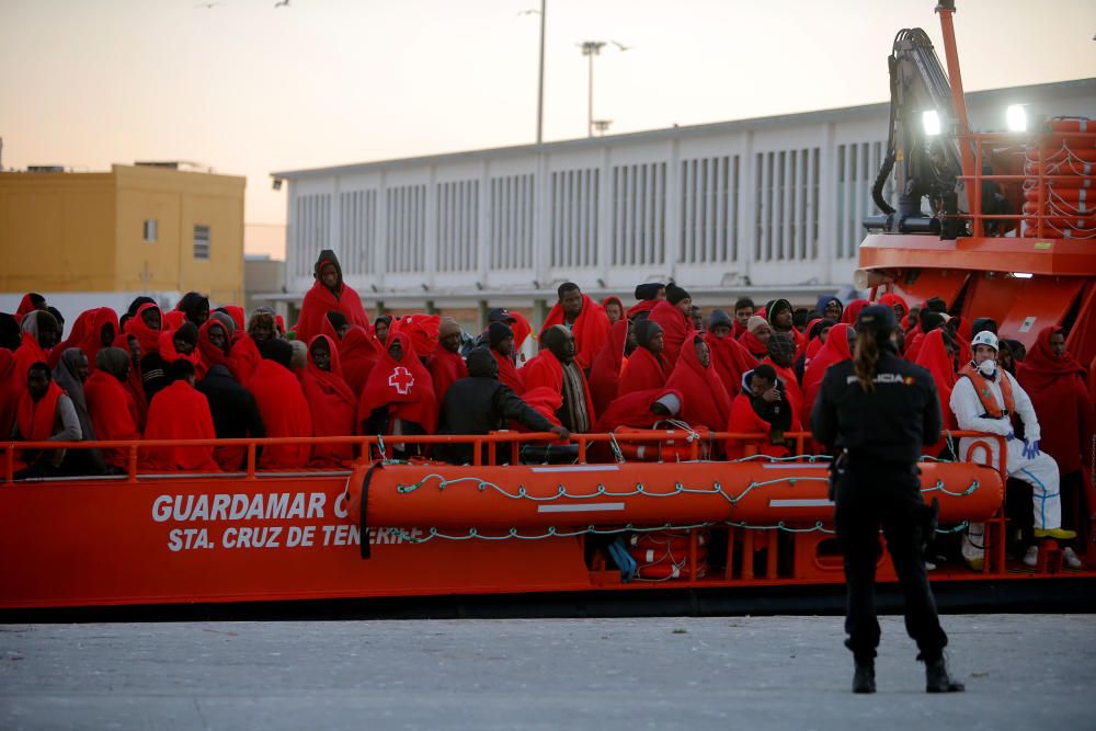 Llegan al puerto de Málaga a 185 personas rescatadas de tres pateras