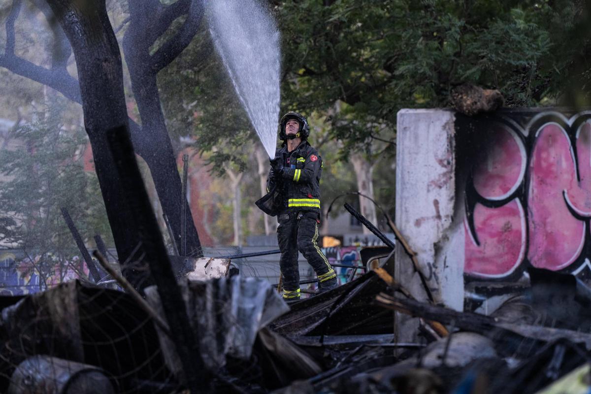 Incendio en un asentamiento de barracas en la calle de Bac de Roda de Barcelona