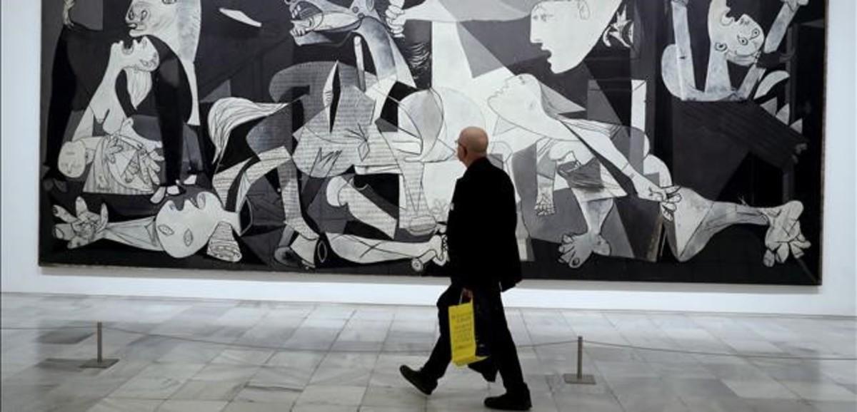 Un visitante, frente al cuadro original del ’Guernica’ en Madrid