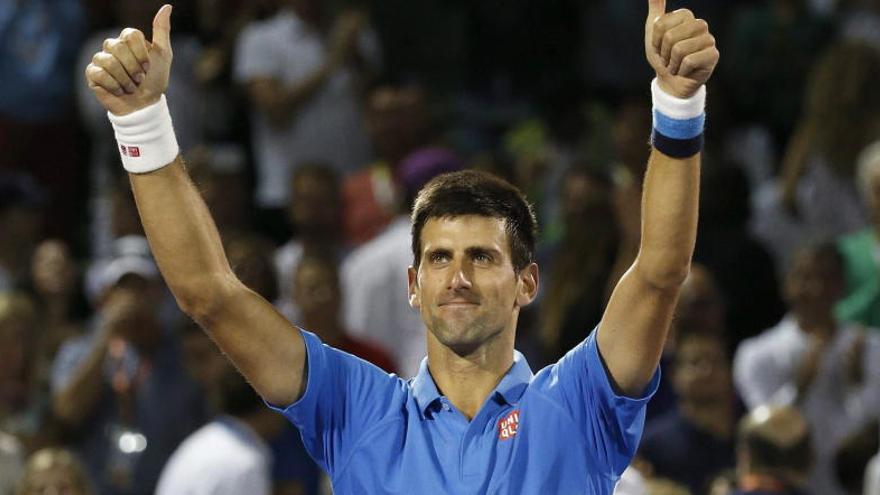 Djokovic celebra su victoria ante Isner.