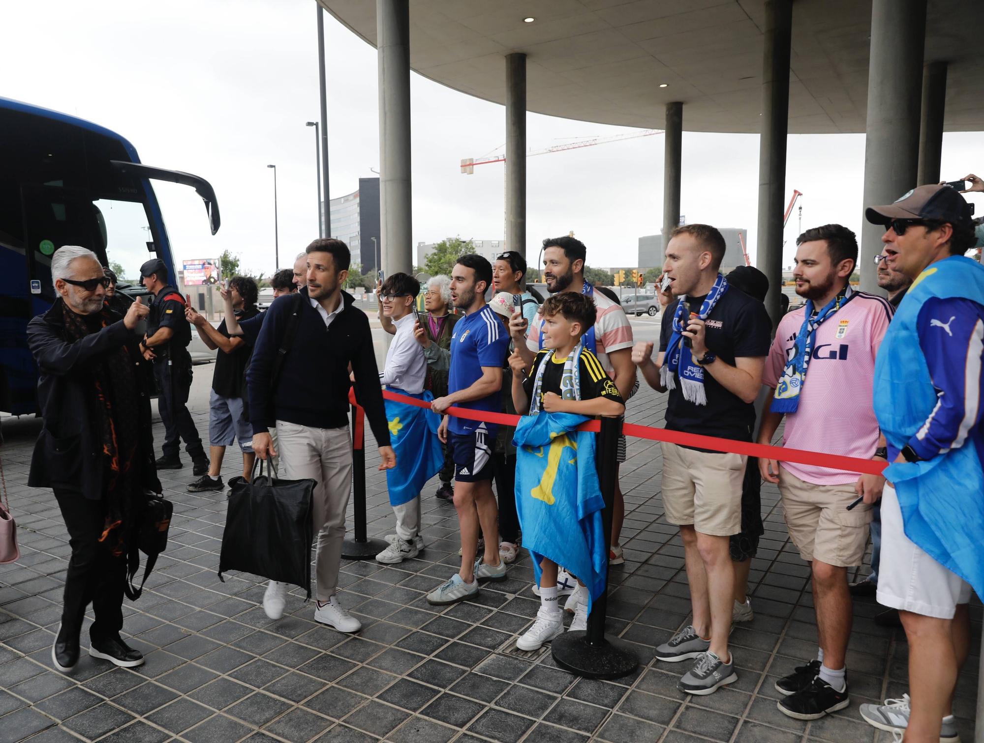 EN IMÁGENES: así ha sido la llegada del Oviedo al aeropuerto de Barcelona