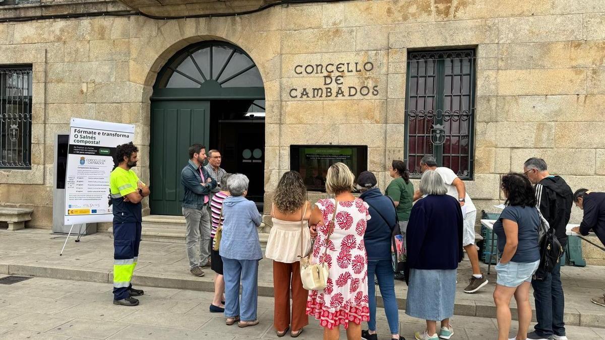 Autoridades, vecinos y técnicos en una charla sobre compostaje.