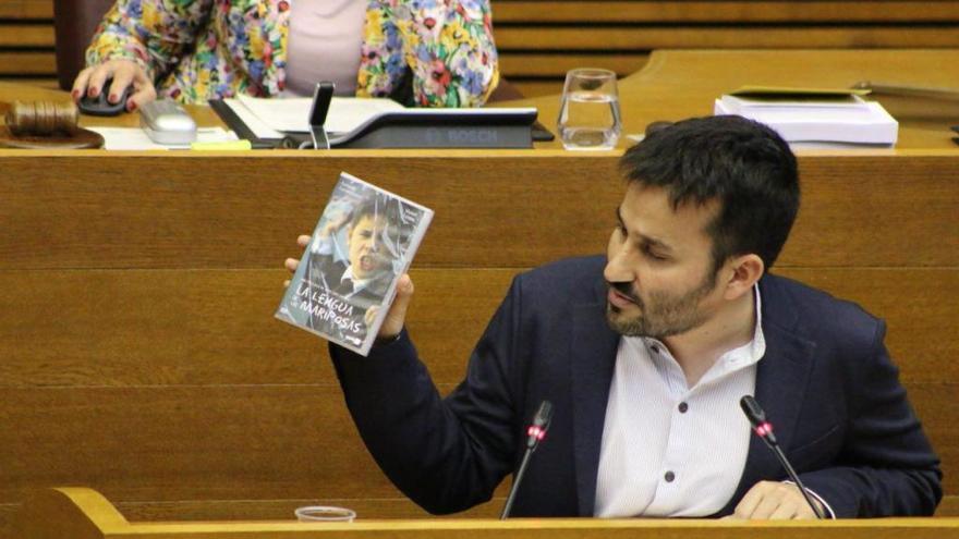 Marzà, en las Corts, mostrando el DVD de &quot;La lengua de las mariposas&quot;.