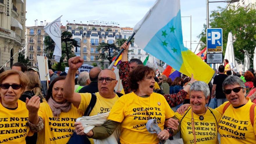 El grancanario Alejandro Alonso, en medio de la protesta en la capital de España, a la que acudieron un grupo de pensionistas del Archipiélago.